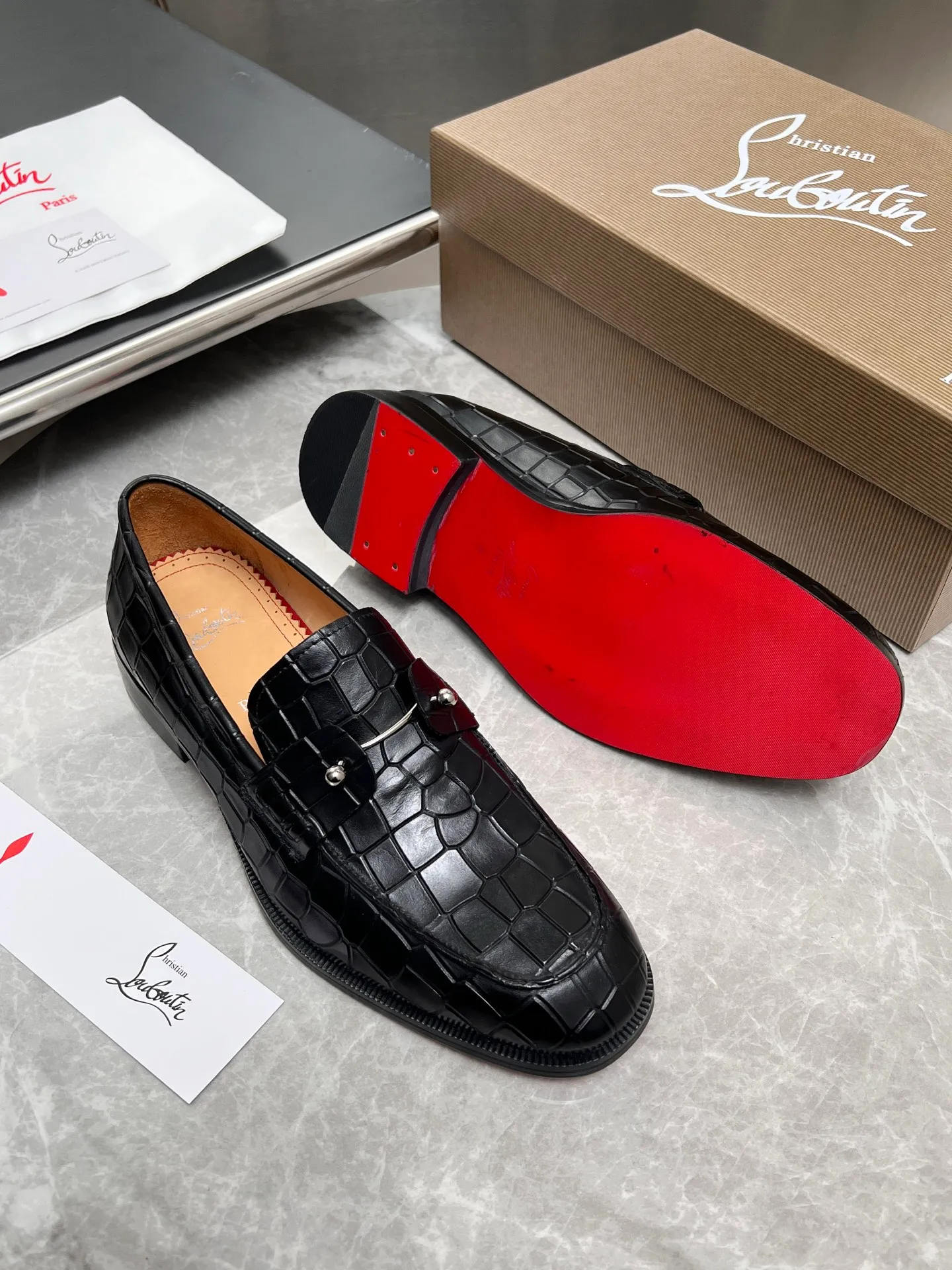 [CL red sole] Top P: 900💰 Number of yards: 39~44 (38.4546. Customized, non-refundable) CL new men's formal shoes Loaf leather shoes Christia* Loubouti* red sole shoes The red sole is luxurious and elegant, reshaping the style boundary of casual formal wear. It is extremely innovative in material selection, and creates a rich visual and tactile experience through the collision of different materials! Made of top-grade calfskin/glossy patent leather/spliced ​​technical fabric in contrasting colors. The upper is stitched by hand with fine and even stitching. It is based on the square-toe loafer shoe shape, with neat and elegant lines, which fits the toughness of men's wear. The upper is embellished with metal rivets, injecting individual details into classic loafers, breaking the mediocrity of casual shoes, and giving a concrete expression of "low-key luxury". From the original color/red cowhide lining inside the shoe to the instantly recognizable red sole, the "red sole" is not only the brand's visual identity, but also a "luxury codeword" when walking. The red sole exposed inadvertently conveys taste and identity instantly. From the innovative splicing of materials, to the personalized fusion of design, to the ingenious inheritance of craftsmanship, the Christian Louboutin men's loafer series is not only a pair of casual shoes, but also a "yuppie style" dressing weapon for men. Whether it is a casual business meeting or a casual look for daily travel, it can help you become a unique and stylish man in every occasion with its "red Loaf" attitude.